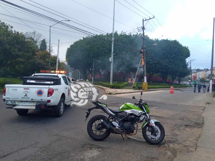 Se incendió poste en Rébsamen, frente a Psicología UV; ya fue controlado: PC Xalapa