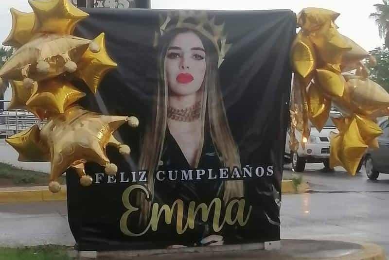 Pese a estar en la cárcel; con banda y carteles fanáticos festejaron a Emma Coronel