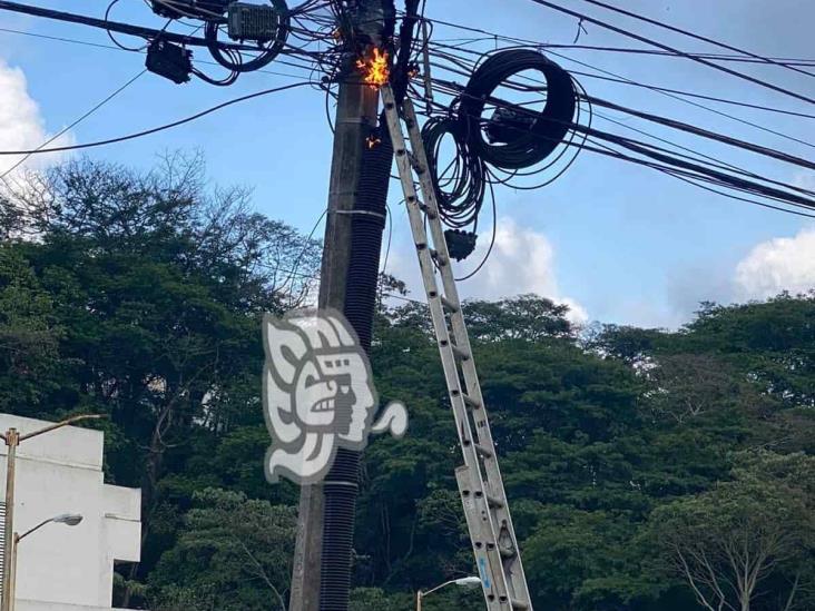 Se incendió poste en Rébsamen, frente a Psicología UV; ya fue controlado: PC Xalapa