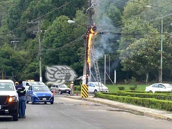 Se incendió poste en Rébsamen, frente a Psicología UV; ya fue controlado: PC Xalapa