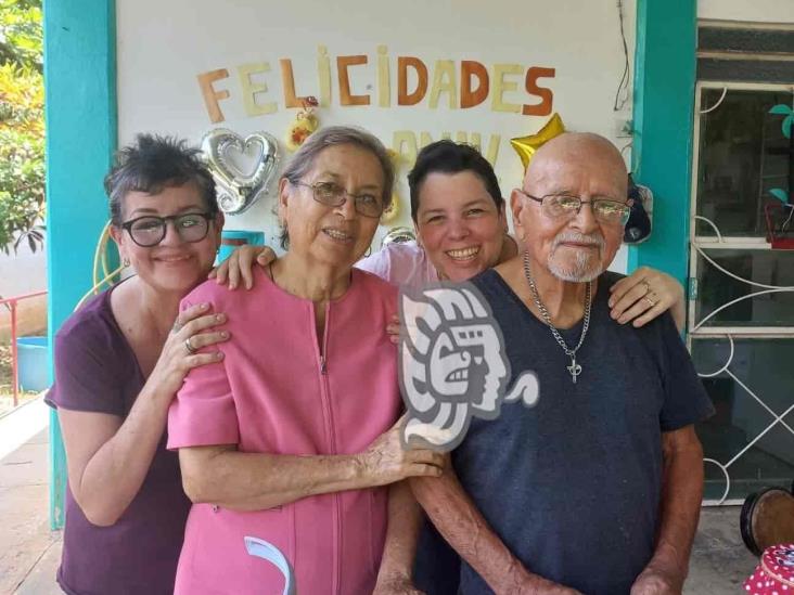 Doña Dora Luz y don Melchor Olivares muy encantadores en sus bodas de diamante