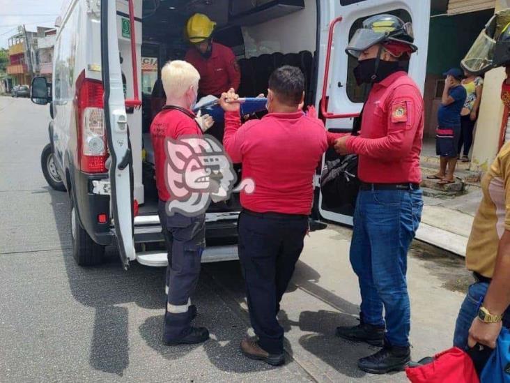 Rescatan a menor en Coatza; cayó de azotea y quedó atrapada entre viviendas