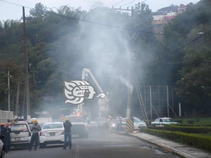 Se incendió poste en Rébsamen, frente a Psicología UV; ya fue controlado: PC Xalapa