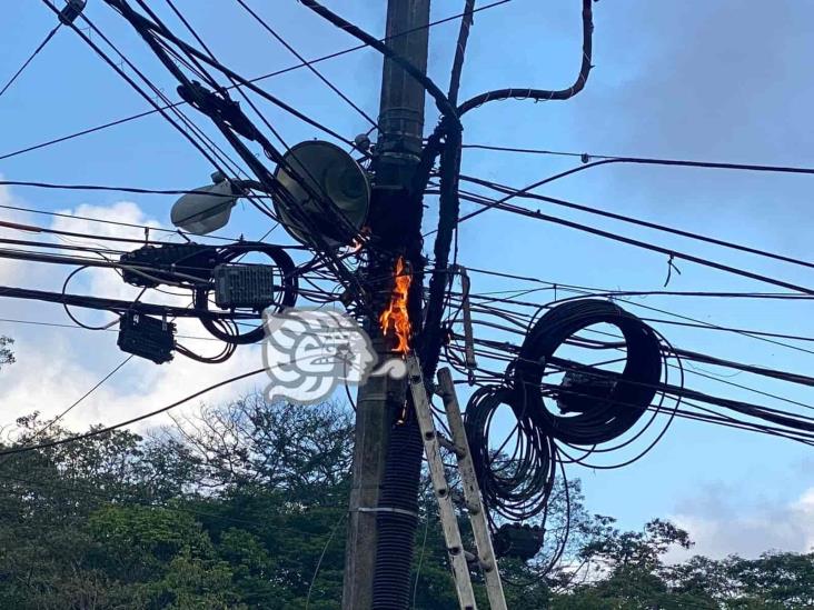 Se incendió poste en Rébsamen, frente a Psicología UV; ya fue controlado: PC Xalapa