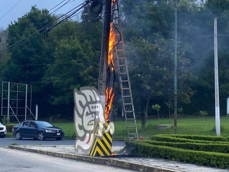 Se incendió poste en Rébsamen, frente a Psicología UV; ya fue controlado: PC Xalapa