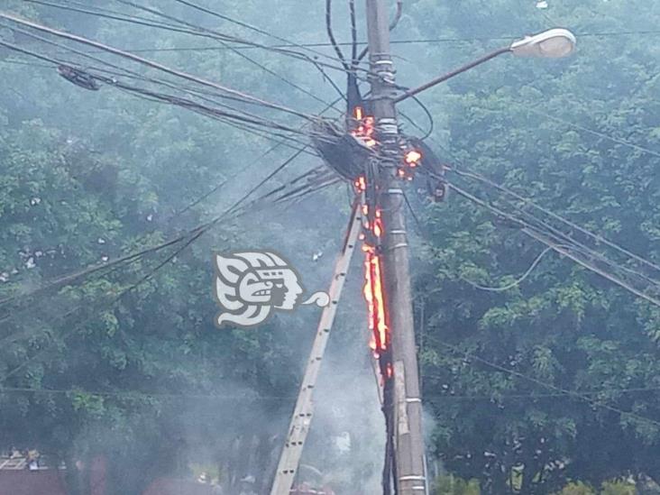 Se incendió poste en Rébsamen, frente a Psicología UV; ya fue controlado: PC Xalapa