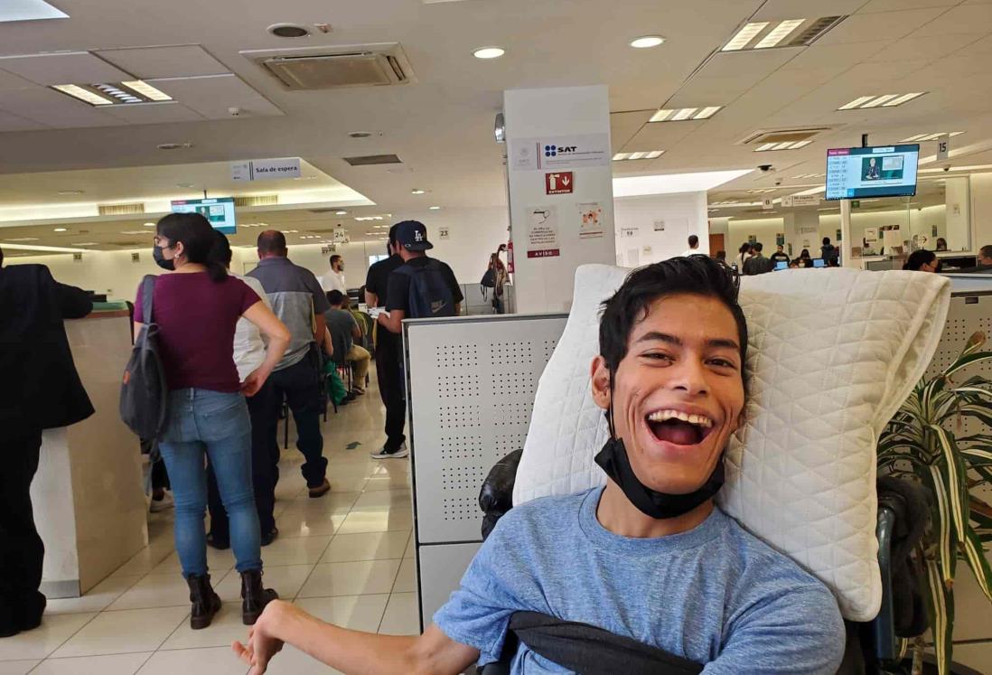 Joven con parálisis cerebral vence al SAT; obtiene firma electrónica