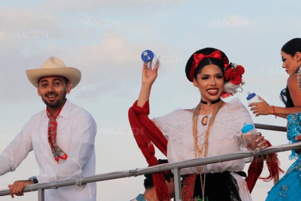 Yeri MUA y Brian Villegas siguen siendo los reyes de Carnaval de Veracruz, afirma Comité 