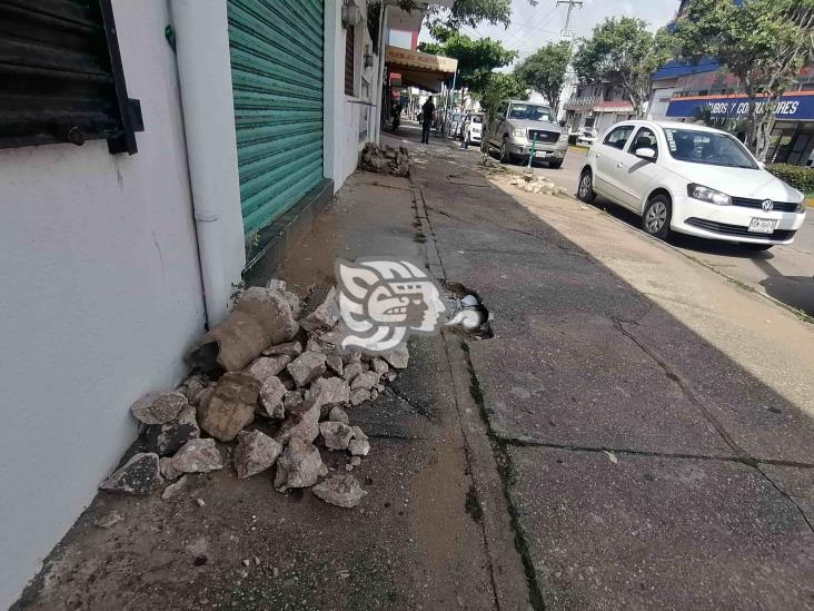 Escombros cubren acera de la AV Revolución en Coatzacoalcos