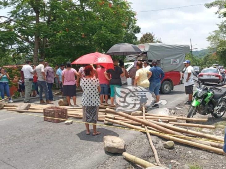 Bloquean carretera Misantla a Martínez de la Torre; tienen cuatro días sin luz