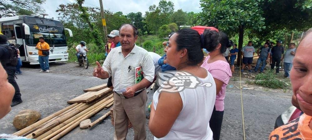 Bloquean carretera Misantla a Martínez de la Torre; tienen cuatro días sin luz