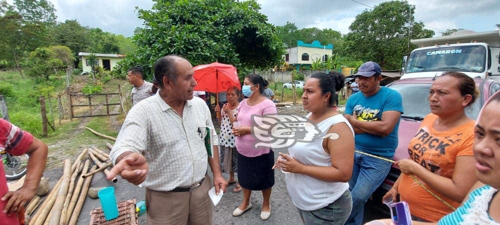 Bloquean carretera Misantla a Martínez de la Torre; tienen cuatro días sin luz