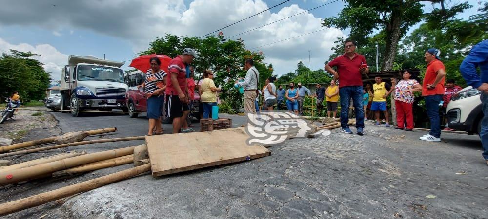 Bloquean carretera Misantla a Martínez de la Torre; tienen cuatro días sin luz