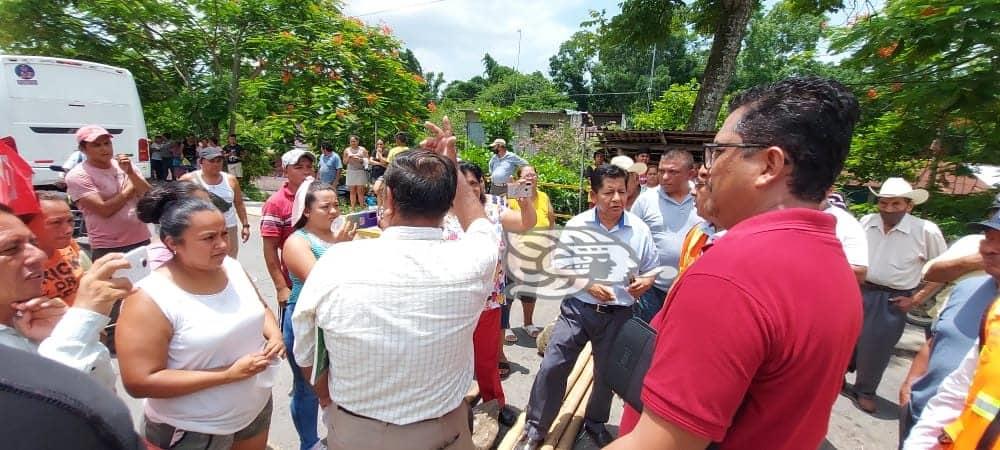 Bloquean carretera Misantla a Martínez de la Torre; tienen cuatro días sin luz