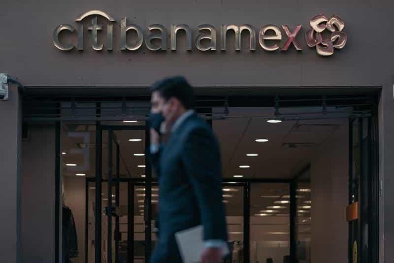 Santander ya no contenderá para comprar Banamex en México