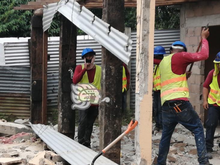 Lo pierden todo; derriban viviendas en derecho de vía de Cosoleacaque