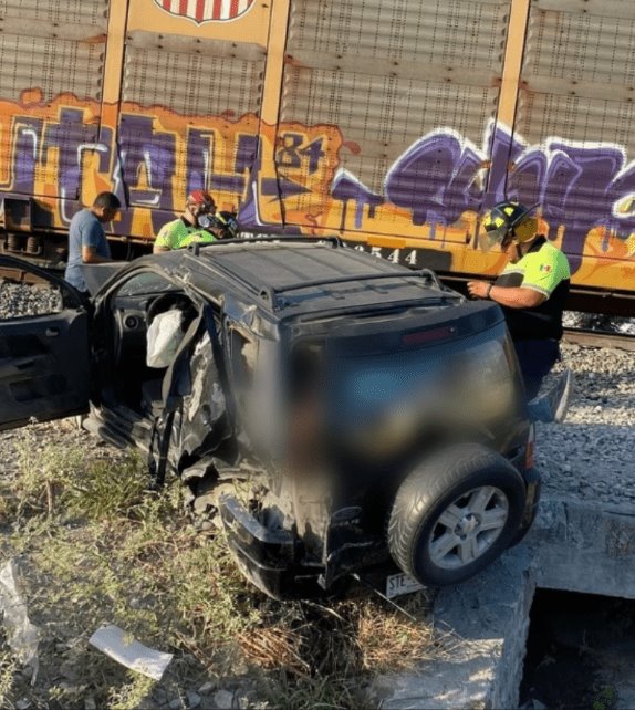 En NL, tren embiste camioneta con familia a bordo; mueren 2 menores