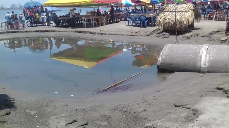 En Veracruz, genera mal aspecto tubo de drenaje pluvial en zona de playa