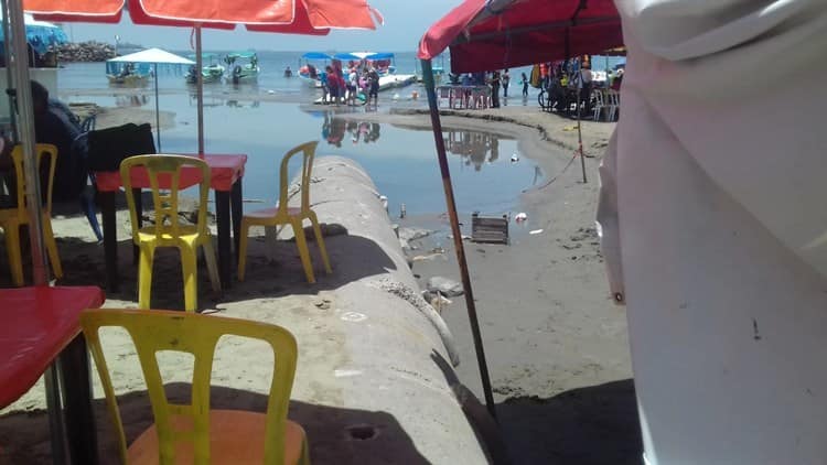 En Veracruz, genera mal aspecto tubo de drenaje pluvial en zona de playa