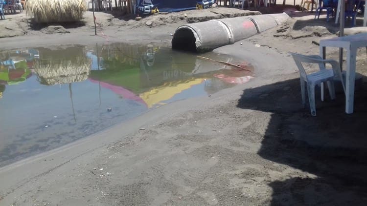 En Veracruz, genera mal aspecto tubo de drenaje pluvial en zona de playa