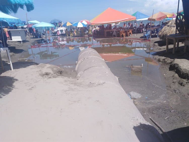 En Veracruz, genera mal aspecto tubo de drenaje pluvial en zona de playa