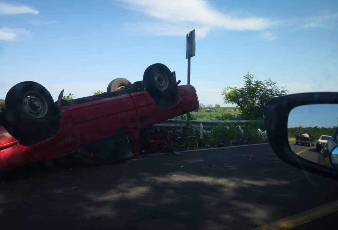 Camioneta vuelca en Actopan; el conductor perdió el control de la unidad