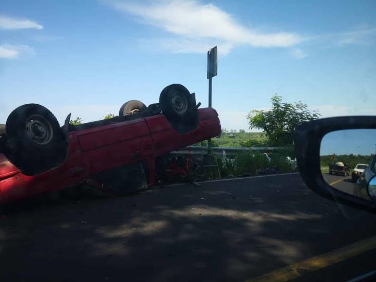 Camioneta vuelca en Actopan; el conductor perdió el control de la unidad