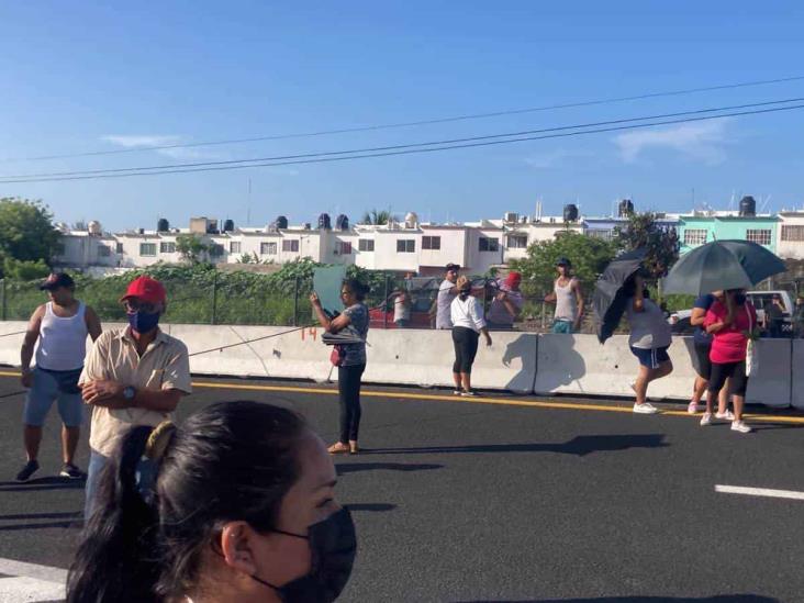 Vecinos de Colinas de Santa Fe bloquean autopista Veracruz-Cardel por falta de agua