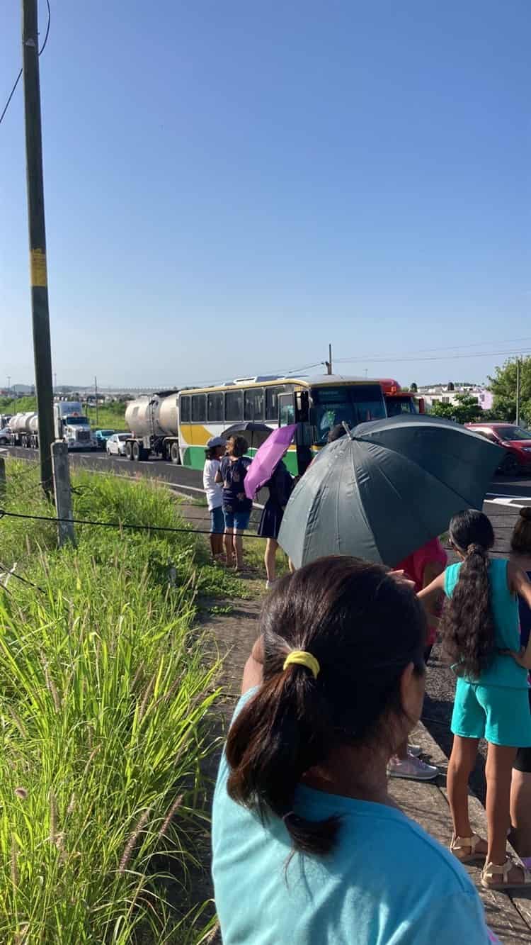 Vecinos de Colinas de Santa Fe bloquean autopista Veracruz-Cardel por falta de agua