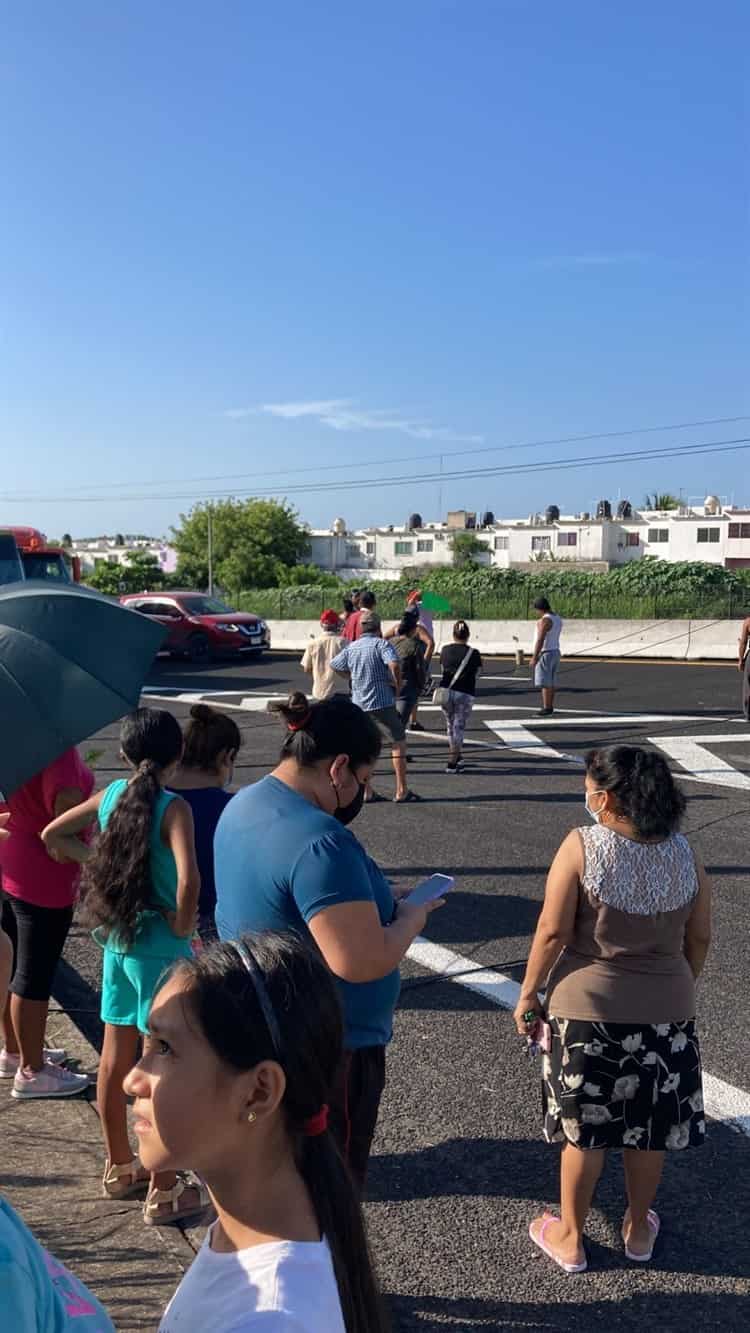 Vecinos de Colinas de Santa Fe bloquean autopista Veracruz-Cardel por falta de agua