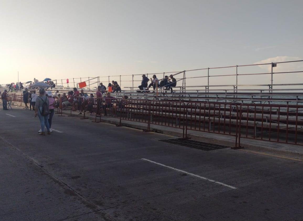 Gradas en el quinto desfile del Carnaval de Veracruz 2022 lucieron casi vacías