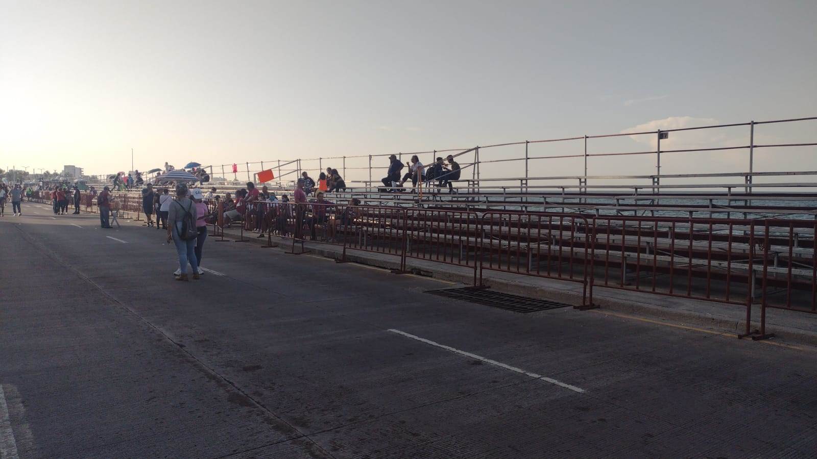 Gradas en el quinto desfile del Carnaval de Veracruz 2022 lucieron casi vacías