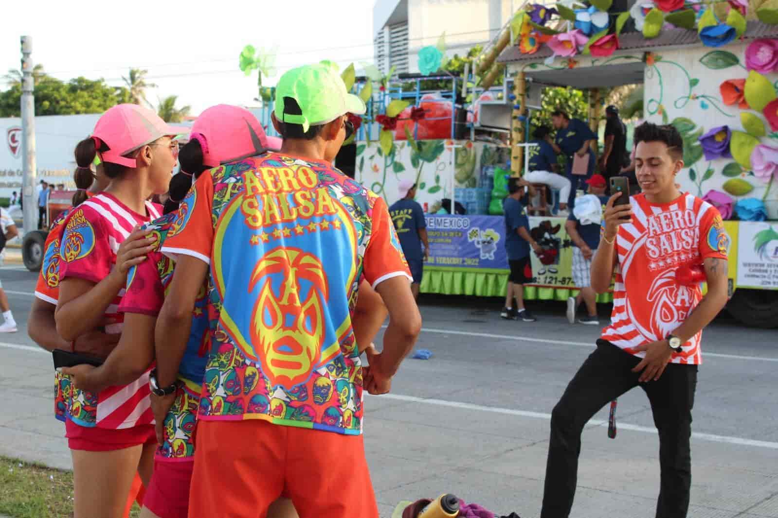 Comparsa Aero Salsa Nuevo Milenio ha participado en Carnaval de Veracruz por 22 años