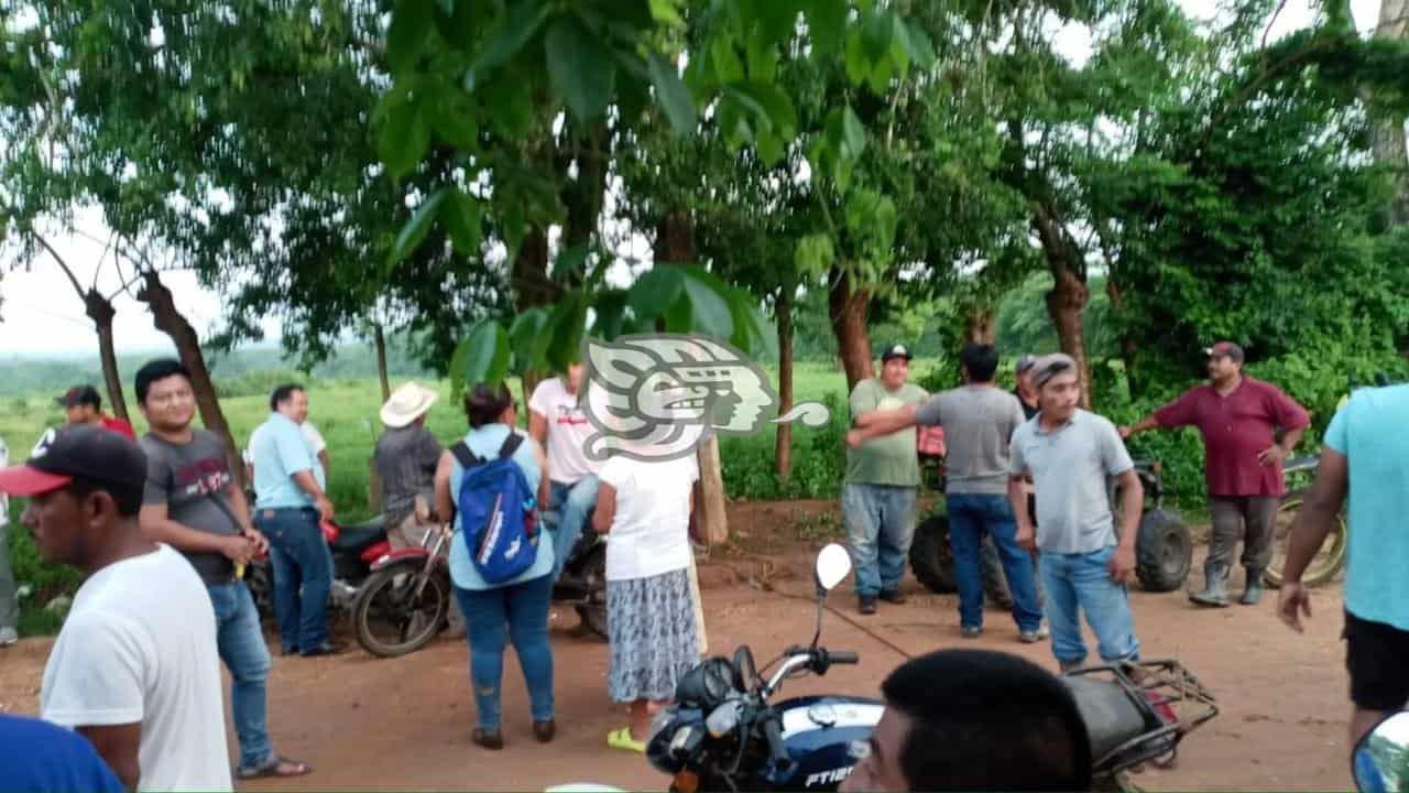 Cierran paso a Ferrosur en El Juile