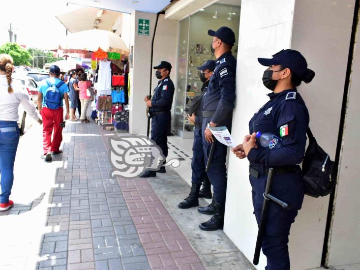 Con la pura bendición de dios, policías vigilan el Centro de Coatzacoalcos