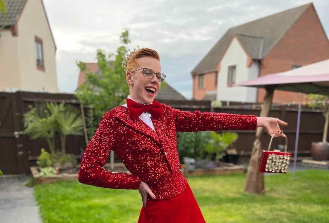 Joven lleva un vestido de lentejuelas a su graduación y se hace viral