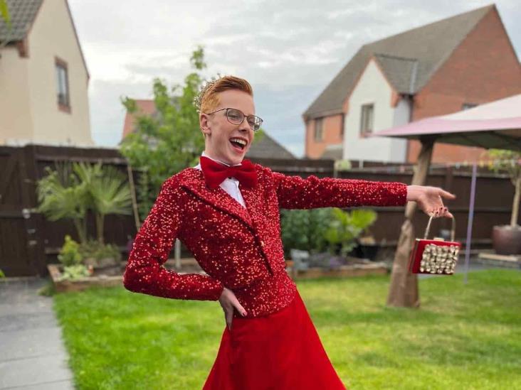 Joven se hace viral por llevar un vestido a su graduación