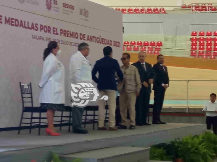 Reconocen a trabajadores de Salud con más de 45 años de servicio; anuncian inversión