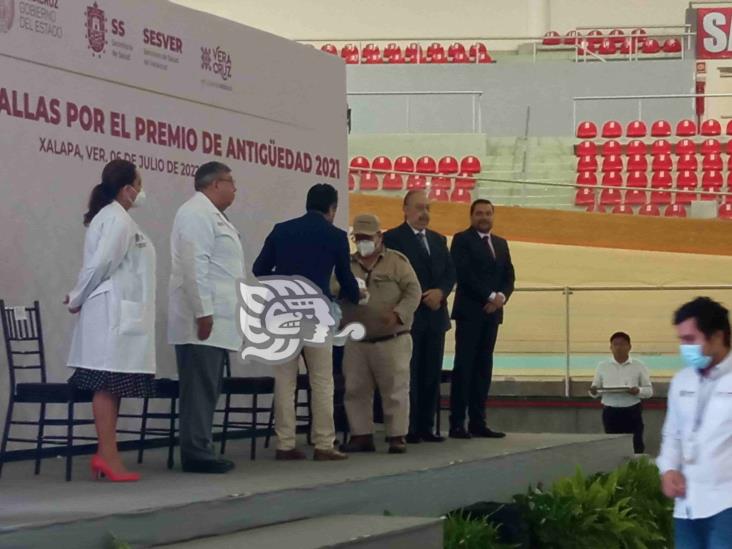 Reconocen a trabajadores de Salud con más de 45 años de servicio; anuncian inversión