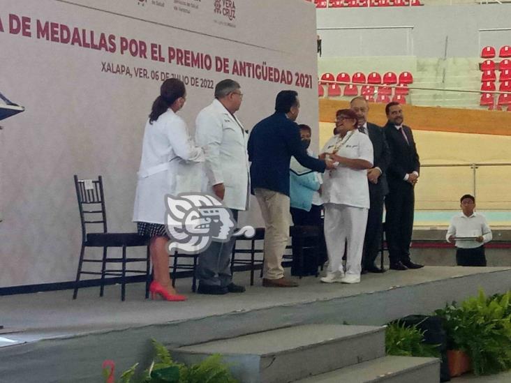 Reconocen a trabajadores de Salud con más de 45 años de servicio; anuncian inversión