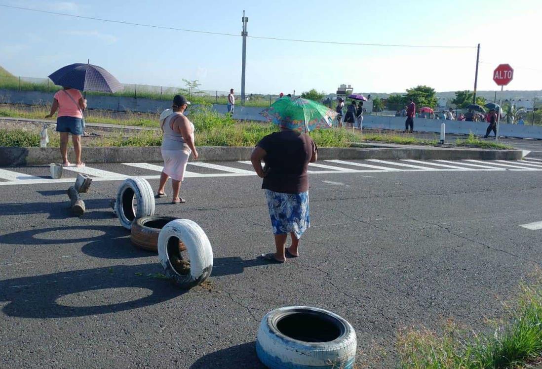 Liberan autopista Veracruz-Cardel vecinos de Colinas de Santa Fe