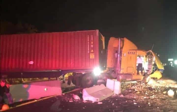 Por exceso de velocidad, tráiler choca contra muro de concreto en Plan del Río