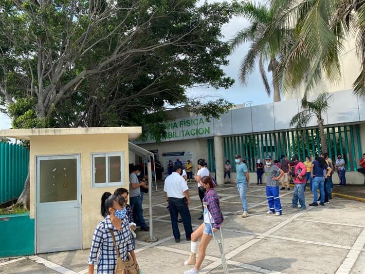 Veracruzanos hacen fila para realizarse pruebas de covid-19 en los módulos del IMSS