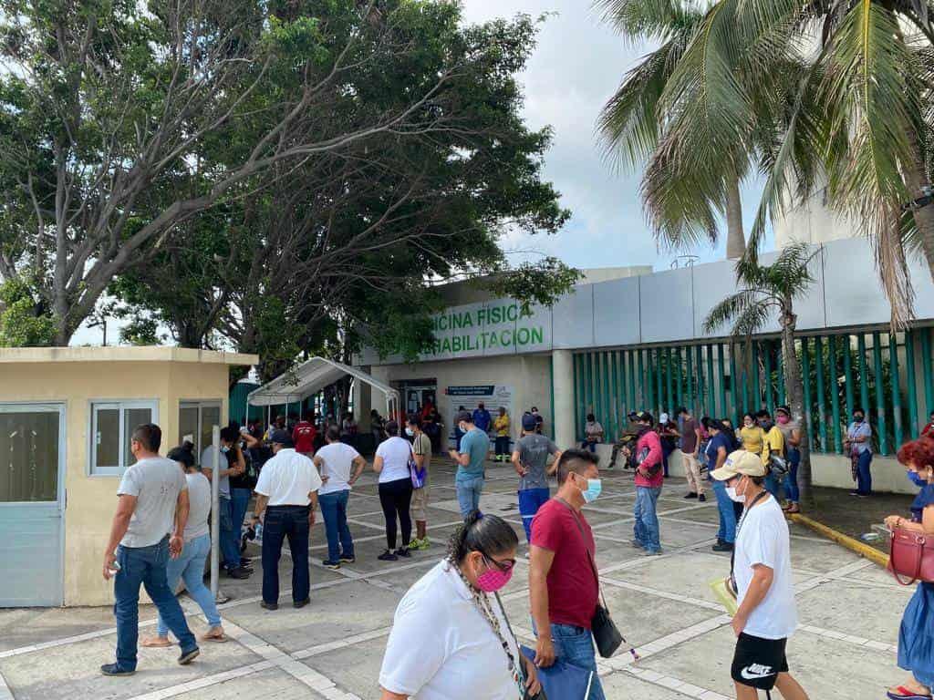 Veracruzanos hacen fila para realizarse pruebas de covid-19 en los módulos del IMSS