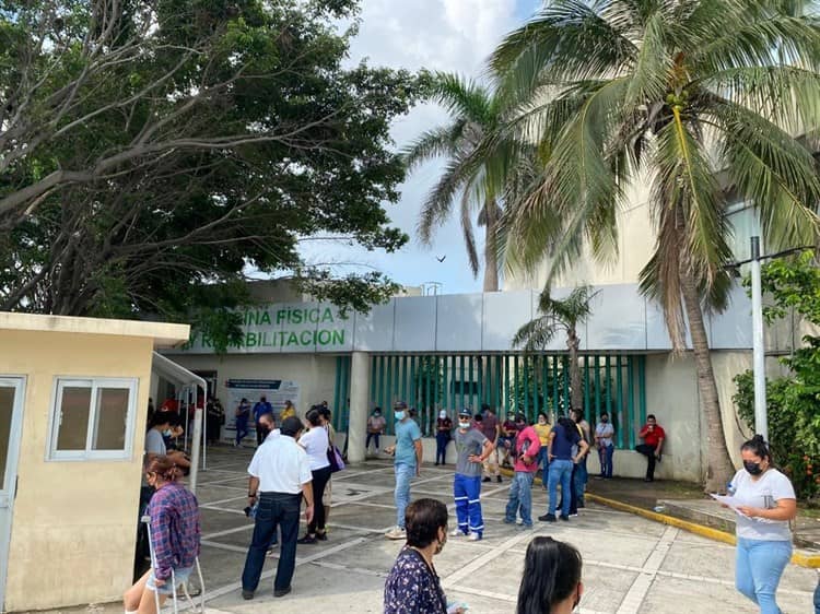 Veracruzanos hacen fila para realizarse pruebas de covid-19 en los módulos del IMSS