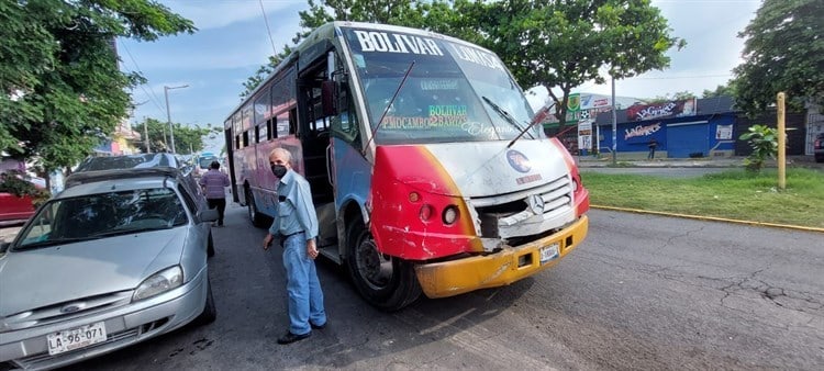 ¡Carambola! Camiones de pasaje y automóvil provocan accidente vehicular en Veracruz