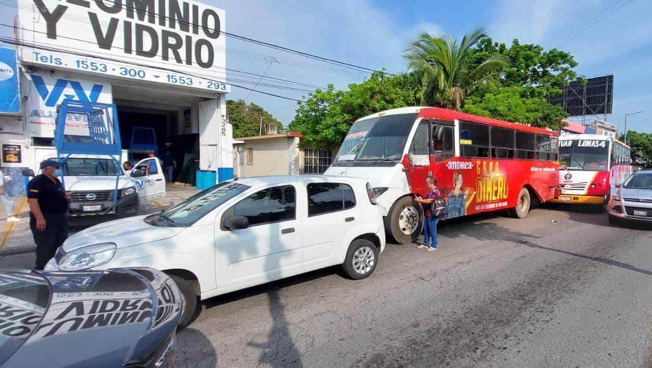 ¡Carambola! Camiones de pasaje y automóvil provocan accidente vehicular en Veracruz