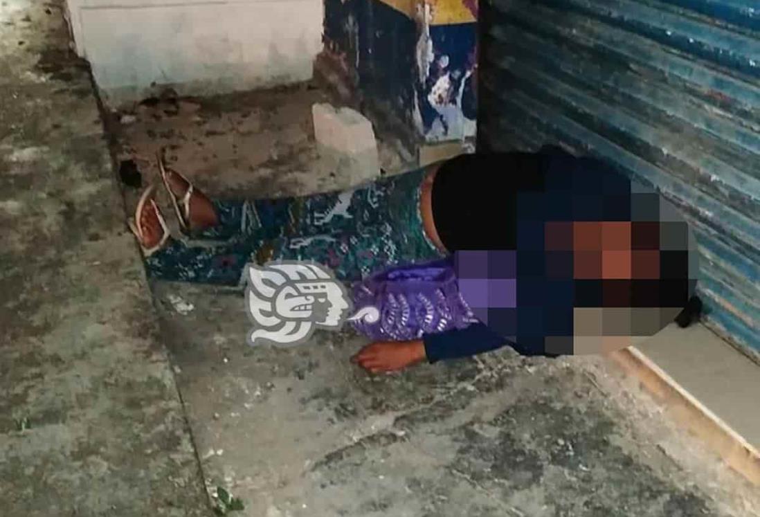 Abandonan a mujer sin vida en el centro de Acayucan