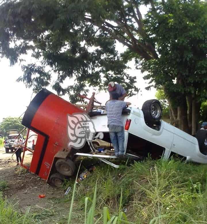 Dos heridos tras volcadura de camioneta en Yanga