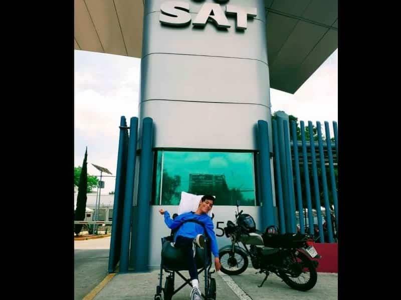 Joven con discapacidad consigue su alta en el SAT y su e.firma